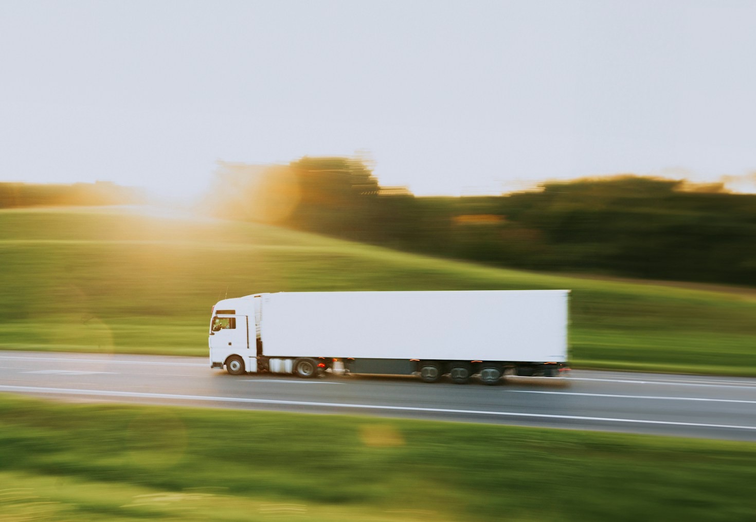 Top Benefits of Using Dry Vans for Freight Transport
